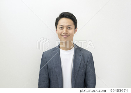 一個 30 多歲的男人對著鏡頭微笑的肖像 99405674
