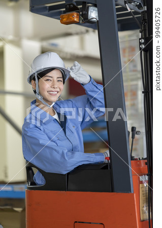看著相機微笑肖像的女叉車操作員 看著相機微笑肖像的女叉車操作員 99405726