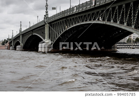 Construction of a large arched bridge 99405785