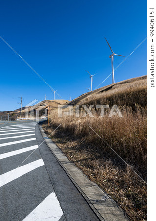 Scenery of wind power generation in the wind blowing in Aso in the white clouds and blue sky 99406151