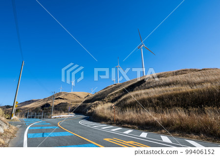 白雲藍天阿蘇風中風力發電風景 99406152