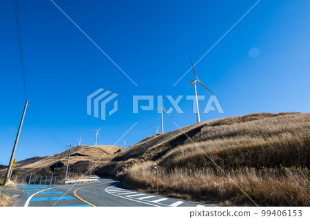 Scenery of wind power generation in the wind blowing in Aso in the white clouds and blue sky 99406153