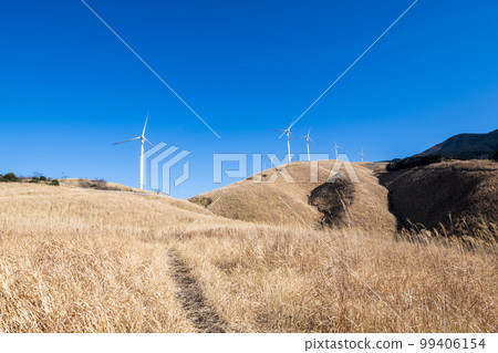 白雲藍天阿蘇風中風力發電風景 99406154