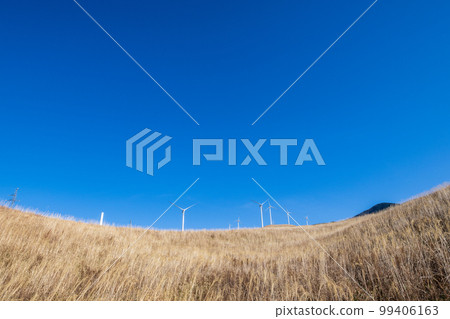 白雲藍天阿蘇風中風力發電風景 白雲藍天阿蘇風中風力發電風景 99406163