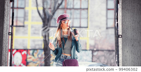 stylish girl with coffee 99406302