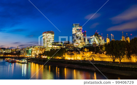 倫敦塔和倫敦金融城夜景的摩天大樓 99406729