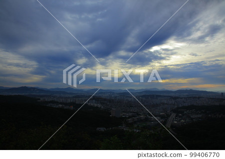 Deoksugung Palace. Sunrise at Bukhansan Mountain. 99406770