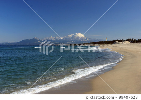 Daisen snow seen from Yumigahama Beach 99407628