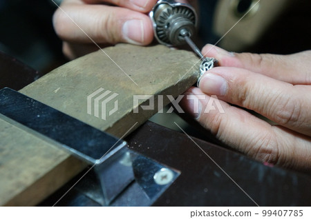 Metal engraving studio 99407785