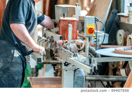 machine treatment of the edge of the laminate board in carpentry 99407898