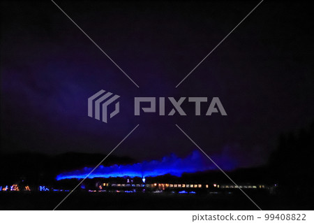 夜間 SL 特快蒸汽機車在燈光照亮的情況下冒著閃亮的藍色煙霧 夜間 SL 特快蒸汽機車在燈光照亮的情況下冒著閃亮的藍色煙霧 99408822