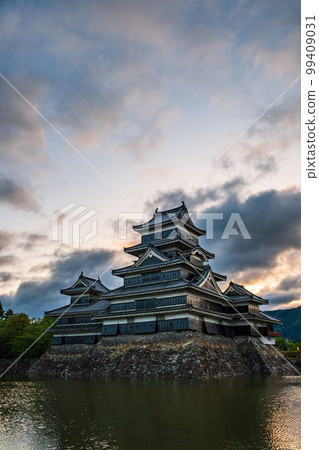 Matsumoto Castle at dawn Matsumoto Castle at dawn 99409031