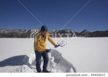 微笑的日本前輩在雪國除雪 微笑的日本前輩在雪國除雪 99409637