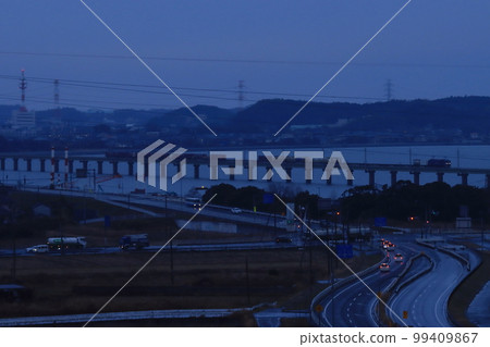 Freight train towed by EF210 crossing Kitaura in cloudy weather (Ibaraki Prefecture)_Photographed on 1/17/2023 Freight train towed by EF210 crossing Kitaura in cloudy weather (Ibaraki Prefecture)_Photographed on 1/17/2023 99409867