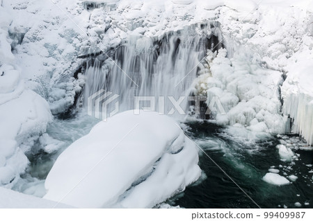 Hokkaido Takinoue Town, Takinoue Valley Rakuyo Waterfall in Kinsenkyo [January] 99409987
