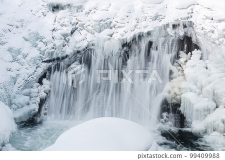 Hokkaido Takinoue Town, Takinoue Valley Rakuyo Waterfall in Kinsenkyo [January] 99409988