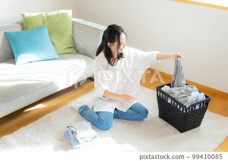 疊衣服的女人 99410085