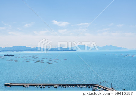 廣島縣某處風平浪靜的瀨戶內海（瀨戶內圖片） 99410197