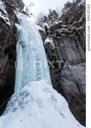 Engaru-cho, Hokkaido, Yamabiko Falls (icefall), which becomes a huge icicle in the midwinter (January) Engaru-cho, Hokkaido, Yamabiko Falls (icefall), which becomes a huge icicle in the midwinter (January) 99410568
