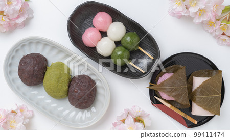 Cherry blossoms and Japanese sweets | Botamochi, three-color dumplings (hanami dumplings), and sakuramochi Spring cherry blossom viewing and equinoctial equinox 99411474