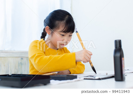 孩子們做書法 99411943