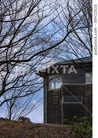 A small mountain in spring and a wooden building (Yanagita Nuoyama Ancient Tomb *Himi City, Toyama Prefecture) A small mountain in spring and a wooden building (Yanagita Nuoyama Ancient Tomb *Himi City, Toyama Prefecture) 99412028
