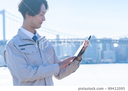 一家公司通過移動解決方案改善業務的圖片 99412095