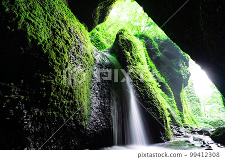 A mysterious waterfall that flows into a cave Shiwagara Falls 2 Shinonsen-cho, Mikata-gun, Hyogo Prefecture 99412308
