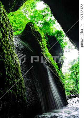 A mysterious waterfall that flows into a cave, Shiwagara Falls 16, Shinonsen-cho, Mikata-gun, Hyogo Prefecture A mysterious waterfall that flows into a cave, Shiwagara Falls 16, Shinonsen-cho, Mikata-gun, Hyogo Prefecture 99412322