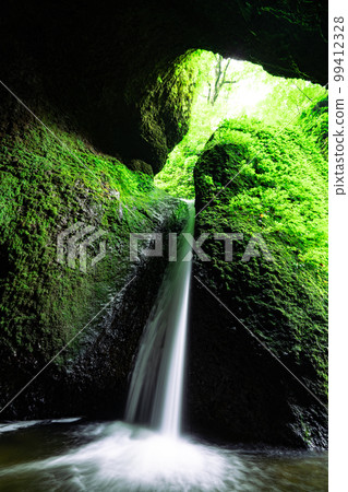 A mysterious waterfall that flows into a cave, Shiwagara Falls 22, Shinonsen-cho, Mikata-gun, Hyogo Prefecture A mysterious waterfall that flows into a cave, Shiwagara Falls 22, Shinonsen-cho, Mikata-gun, Hyogo Prefecture 99412328