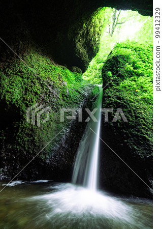 A mysterious waterfall that flows into a cave, Shiwagara Falls 23, Shinonsen-cho, Mikata-gun, Hyogo Prefecture A mysterious waterfall that flows into a cave, Shiwagara Falls 23, Shinonsen-cho, Mikata-gun, Hyogo Prefecture 99412329