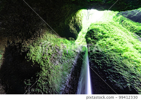 A mysterious waterfall that flows into a cave, Shiwagara Falls 24, Shinonsen-cho, Mikata-gun, Hyogo Prefecture A mysterious waterfall that flows into a cave, Shiwagara Falls 24, Shinonsen-cho, Mikata-gun, Hyogo Prefecture 99412330