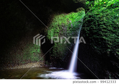 A mysterious waterfall that flows into a cave Shiwagara Falls 27 Shinonsen-cho, Mikata-gun, Hyogo Prefecture A mysterious waterfall that flows into a cave Shiwagara Falls 27 Shinonsen-cho, Mikata-gun, Hyogo Prefecture 99412333