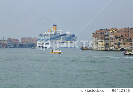 cruise, yacht, venice, italy 99412566