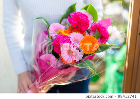 拿著一束鮮花的女人 99412741