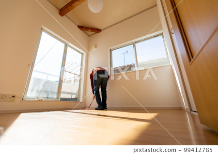 man waxing a room man waxing a room 99412785