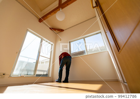 man waxing a room 99412786