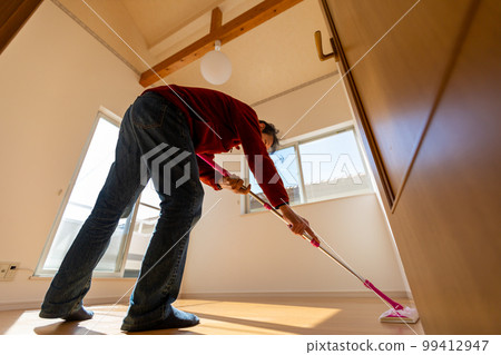 man waxing a room 99412947