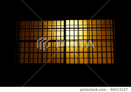 夜間舊私人住宅的格子窗 99413207