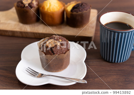 自製巧克力鬆餅和熱咖啡 自製巧克力鬆餅和熱咖啡 99413892