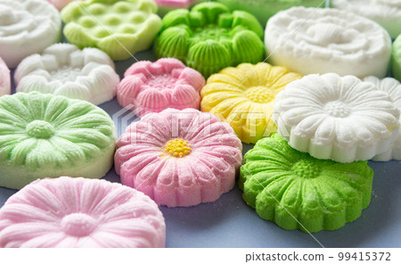 很多bon糖果,日本糖果,rakugan,蓮花和菊花糖果 很多bon糖果,日本糖果,rakugan,蓮花和菊花糖果 99415372