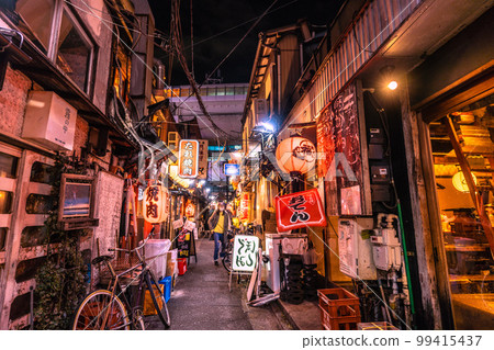 三軒茶屋站旁邊的酒吧區“三茶三房街”（三軒茶屋三角區）等的街景 99415437