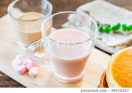 草莓牛奶和牛奶釀造 草莓牛奶和牛奶釀造 99416207