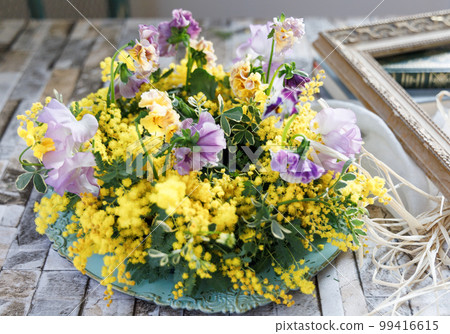 含羞草和三色堇桌花圈 含羞草和三色堇桌花圈 99416615