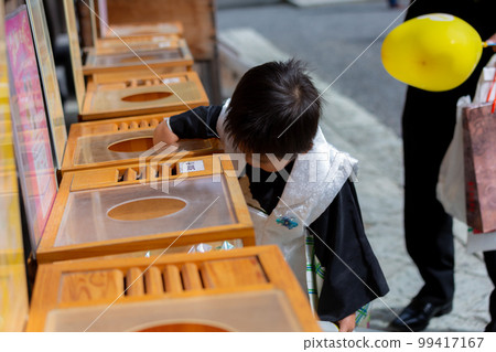 Parent and child drawing an omikuji Shichigosan 99417167