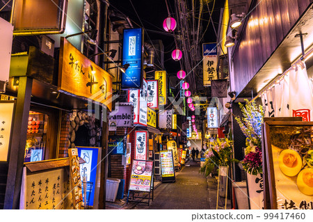 日本東京城市景觀,俯瞰三軒茶屋站附近的酒吧區“Suzuran-dori” 日本東京城市景觀,俯瞰三軒茶屋站附近的酒吧區“Suzuran-dori” 99417460
