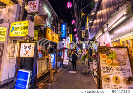 日本東京城市景觀，俯瞰三軒茶屋站前的酒吧區“Suzuran-dori” 99417510