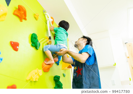 3 year old boy bouldering 99417780