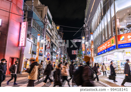 日本東京的城市景觀三軒茶屋站前的購物街“Sancha Shinerado” 99418141