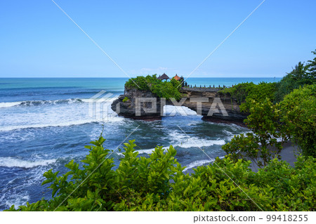 大海和巴厘島印度教寺廟“Batu Bolong Temple”(巴厘島,印度尼西亞) 大海和巴厘島印度教寺廟“Batu Bolong Temple”(巴厘島,印度尼西亞) 99418255